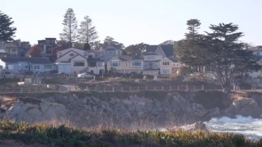 Rocky sarkık okyanus plajı, kıyıya vuran deniz dalgaları, Monterey 17 mil sürüş, California sahili, ABD. Pasifik Korusu, sahil kıyısı gezinti alanı, deniz kenarındaki tarihi evler, sömürge mimarisi..