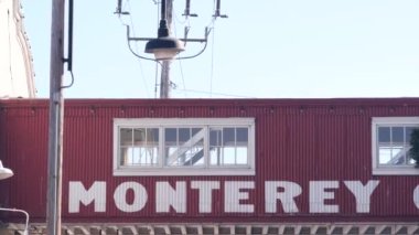 Monterey City 'deki konserve fabrikası, Kaliforniya turizm merkezi, ABD. Tarihi balıkçı iskelesi, konserve şirketleri ve sardalya fabrikasıyla ünlü sanayi caddesi. Seyahat güzergahı ya da gezi.