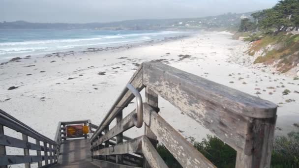 海の砂浜 カーメル モントレー自然 カリフォルニア州海岸Usa 海岸に大きな泡の海の水の波がクラッシュします 休暇ウォーターフロントのビーチフロントリゾート 晴れた日 木製の階段 階段または階段 — ストック動画