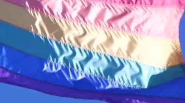 Rüzgarda dalgalanan gökkuşağı LGBTQ bayrağı, renkli bayrak çizgileri. Eşit hakların, cinsel azınlıkların, cinsiyet farklılığının ve eşcinsel gururunun sembolü. Lezbiyenler, biseksüeller, transseksüeller ve homoseksüeller birliği