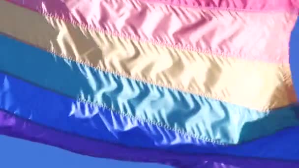 Σημαία Λοατκι Rainbow Κυματίζει Στον Άνεμο Πολύχρωμες Ρίγες Πανό Σύμβολο — Αρχείο Βίντεο