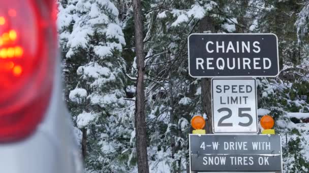 Cadenas Neumáticos Nieve Requieren Señal Tráfico Montañas Carretera Invierno Bosque — Vídeo de stock