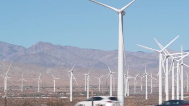 Dönen yel değirmenleri türbini, rüzgar santrali alternatif yeşil yenilenebilir enerji jeneratörleri, Kaliforniya çöl ABD 'de endüstriyel alan. Rüzgâr çiftliğinde elektrik üretimi. Palm Springs, Coachella
