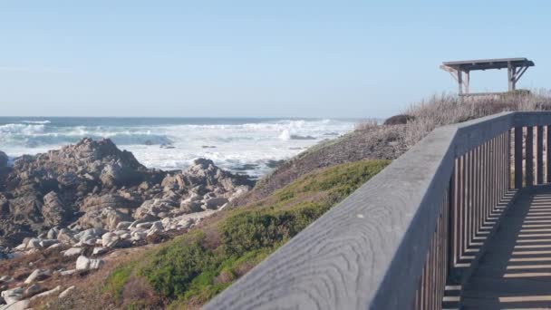 Ondas Batendo Praia Escarpada Rochosa Monterey Shore Califórnia Costa Oceânica — Vídeo de Stock