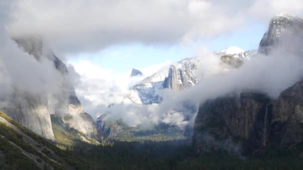 Foggy Berg Kale Klif Rotsen Mistig Herfstweer Yosemite Vallei Californië — Stockvideo
