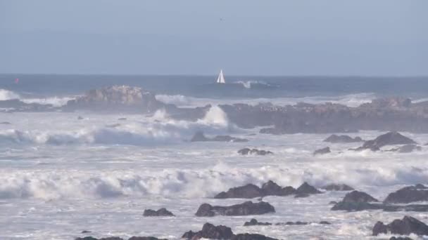 Wielkie Burzliwe Fale Rozbijające Się Skalistej Skalistej Plaży Wybrzeże Zatoki — Wideo stockowe