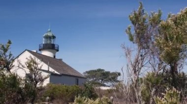 Vintage deniz feneri kulesi, retro deniz feneri, fresnel lensli tarihi klasik beyaz fener. 1855 deniz seyrüsefer kıyı binası. Point Loma, Cabrillo, San Diego, Kaliforniya ABD