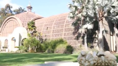 Botanik binası dış yüzey ya da bahçe cephesi, yeşil çimenler, palmiye ağaçları ve çeşme. İspanya 'nın yeniden canlandırma mimarisi Balboa Park, San Diego, Kaliforniya' da. Tahta kubbe ya da kubbe.