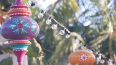 Tatil, karnaval, parti ya da şenlik için Meksika rengarenk etnik dekoru. Cinco de Mayo için festival sokak dekorasyonu, Ölüler Günü ya da Dia de Muertos. Ampul çelengi asılı, karnaval atmosferi.