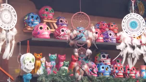 Mexikanische Souvenirs Marktstand Bunt Bemalte Totenköpfe Und Traumfänger Bunte Lebendige — Stockvideo