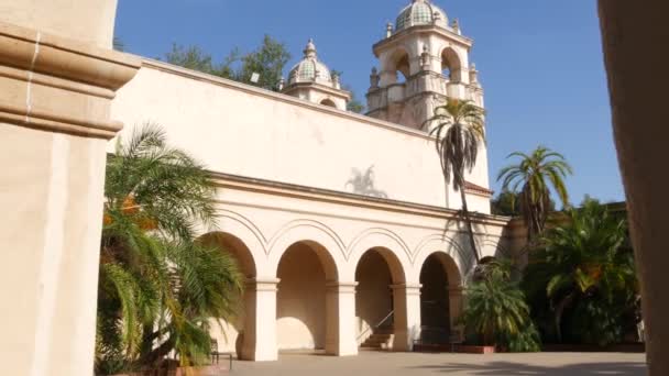 西班牙殖民复兴建筑 巴尔博亚公园 圣地亚哥 加利福尼亚州 历史建筑 古典巴洛克风格或洛可可风格 拱廊或通道的拱门和柱子 — 图库视频影像