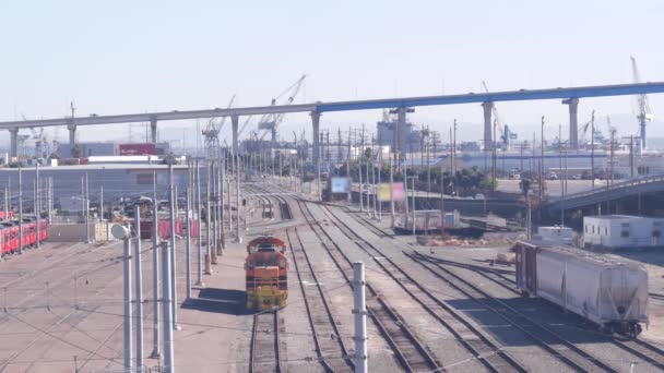 カリフォルニア州サンディエゴの工業地帯 製造または生産地区 コロナド橋と車の交通 輸送インフラ 電源ラインまたはワイヤ 鉄道ヤード — ストック動画