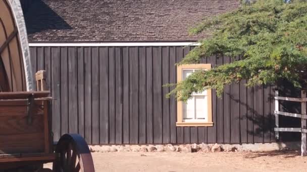 Oude Houten Retro Bedekte Wagen Wielen Wilde West Pionier Ranch — Stockvideo