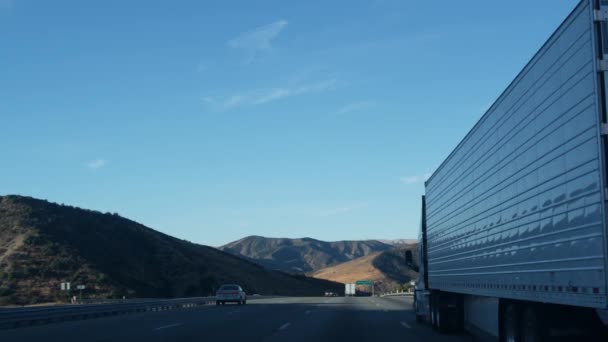 Vrachtwagen Oplegger Snelweg Vrachtvervoer Californië Usa Witte Container Vervoeren Trucking — Stockvideo