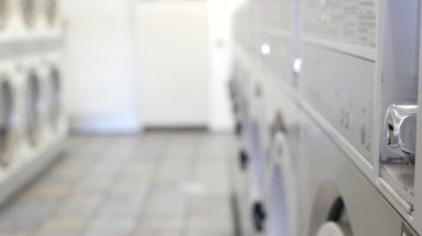 Kaliforniya 'da çamaşır ve kurutma makineleri halka açık bozuk para çamaşırları. Çamaşırhanedeki ya da ticari çamaşırhanedeki çamaşır ve kurutucuların varilleri. ABD 'de otomatik aklama.