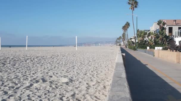 美国加利福尼亚海滩海滨人行道上的海滨别墅 洛杉矶附近海岸的假日 假期或周末租房子 圣地亚哥 代表团海滩 岸上的海滨地产 — 图库视频影像