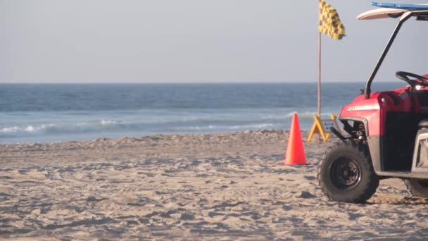 救生员红色皮卡 救生员汽车在沙滩上 加利福尼亚海滨美国 为了安全起见 救援人员在海岸捡到汽车 救人911型汽车和洛杉矶附近使命海滩上的海浪 — 图库视频影像