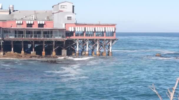 Waterfront Café Beira Mar Pilhas Pilares Pilões Monterey Beach Califórnia — Vídeo de Stock