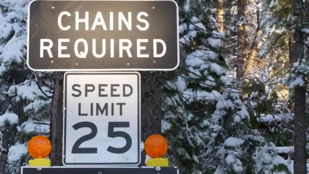 Cadenas Neumáticos Nieve Requieren Señal Tráfico Montañas Carretera Invierno Bosque — Vídeos de Stock