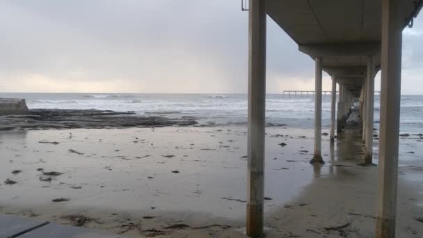 Muelle Ocean Beach Tiempo Lluvioso Olas Mar Aire Brumoso Costa — Vídeo de stock
