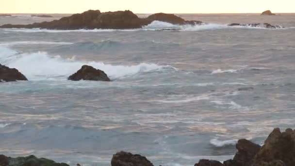 Rocky Craggy Pacific Ocean Coast Havsvatten Vågor Kraschar Stenar Mils — Stockvideo