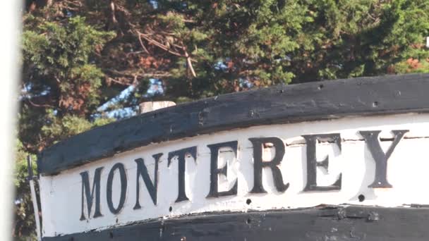 Monterey Υπογράψει Λευκή Ξύλινη Βάρκα Πρύμνη Αλιευτικό Πλοίο Ναυτικός Στέλεχος — Αρχείο Βίντεο