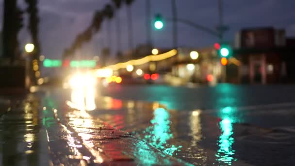 Bilar Lyser Reflektion Vägen Regnigt Väder Regn Droppar Våt Asfalt — Stockvideo