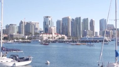 Marina ve şehir merkezindeki yatlar, San Diego şehir merkezi, Kaliforniya kıyısı, ABD. Yükselen gökdelenler ve körfez, liman kenarı gezinti güvertesi. Limanda kentsel mimari ve yelkenli
