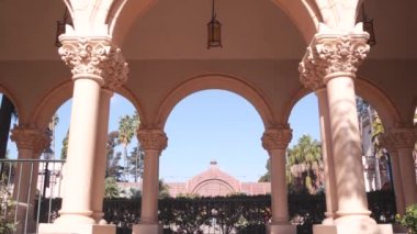 İspanyol sömürge canlandırma mimarisi, Balboa Park, San Diego, Kaliforniya ABD. Tarihi bina, klasik barok ya da rokoko romantizm tarzı. Casa 'nın kemer ve kolonları, kemer yolu, kasa, oyun salonu ya da geçiş