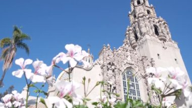 İspanya 'nın yeniden canlandırma mimarisi Balboa Park, San Diego, Kaliforniya' da. Tarihi bina, klasik barok ya da rokoko romantizm tarzı. Çan kulesi dekoru ve mozaik kubbe veya kubbe. Çiçekler..