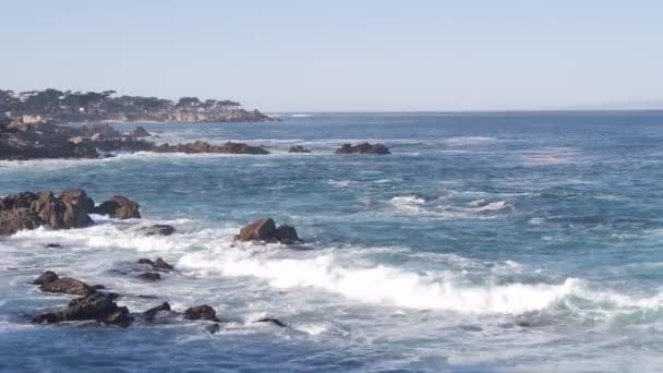 ロッキー クラギーの海のビーチ 海岸でクラッシュする大きな海の波 モントレー17マイルのドライブ カリフォルニア州海岸 ビーチフロントのウォーターフロントで水が飛び交うパシフィックグローブ 海の景色 シームレスにループ化されたシネマグラフ — ストック動画