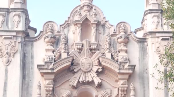 カリフォルニア州サンディエゴのバルボアパークにあるスペイン植民地時代の復興建築 古典的なバロック様式またはロココ様式の歴史的建造物 Casaまたは古い城の装飾スタッコ装飾 アンティークアート — ストック動画
