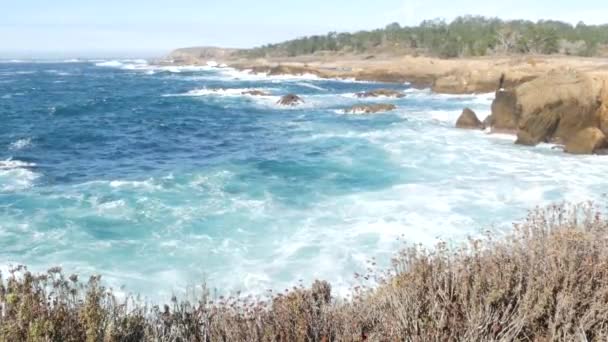 Playa Rocosa Escarpada Del Océano Grandes Olas Cayendo Acantilado Desnudo — Vídeo de stock