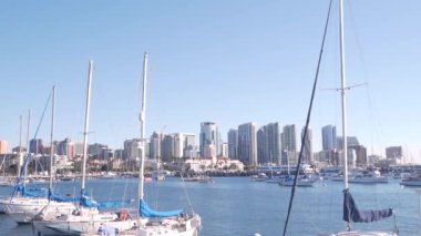 Marina ve şehir merkezindeki yatlar, San Diego şehir merkezi, Kaliforniya kıyısı, ABD. Yükselen gökdelenler ve körfez, liman kenarı gezinti güvertesi. Limanda kentsel mimari ve yelkenli
