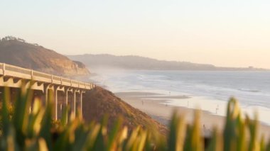 Pasifik kıyısı otoyolu 1 'deki köprü, Torrey Pines eyalet plajı, Del Mar, San Diego, Kaliforniya ABD. Sahil seyahatleri, gün batımı manzaralı koltuklar. 101 nolu otoban gezisi okyanus boyunca.