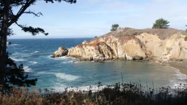 Roccia Falesia Scogliera Onde Che Infrangono Sulla Spiaggia Dell Oceano — Video Stock