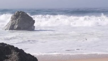 Büyük Pasifik okyanus dalgaları kumlu sahillere çarpıyor, doğanın gücü, deniz kabaran su kıyıya vuruyor. Garrapata Parkı, Big Sur, California sahili, ABD. Deniz manzarası ve kayalar, sisli hava.