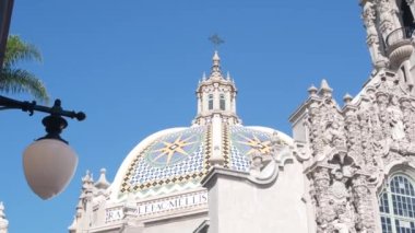 İspanya 'nın yeniden canlandırma mimarisi Balboa Park, San Diego, Kaliforniya' da. Tarihi bina, klasik barok ya da rokoko romantizm tarzı. Çan kulesi veya çan kulesi rahatlama dekoru ve mozaik kubbe veya kubbe