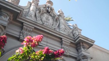 İspanya 'nın yeniden canlandırma mimarisi Balboa Park, San Diego, Kaliforniya' da. Klasik barok ya da rokoko romantizm tarzında tarihi bir bina. Casa ya da eski kale süslemeleri, sıva dekoru, antika sanat..