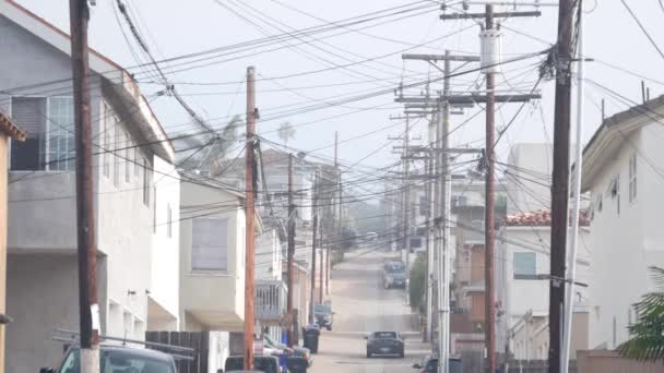 Stroomkabels Draden Palen Mistige Straat Californië Usa Kabels Hoogspanning Houten — Stockvideo