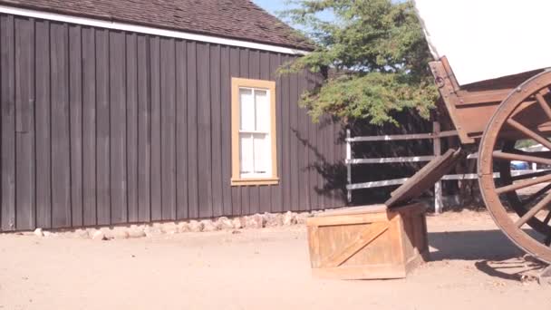 나무로 역반은 마차를 바퀴로 덮었습니다 농장이죠 서양의 역사적 전통적 빈티지 — 비디오
