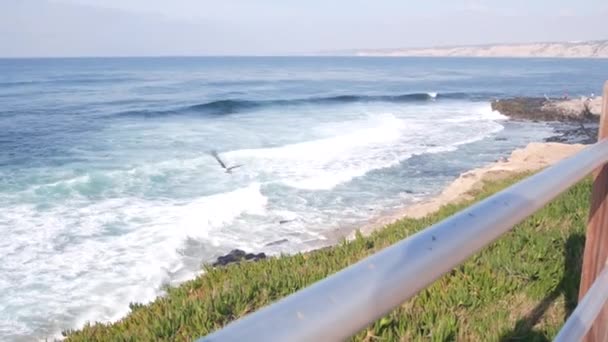 Oceaan Golven Crashen Het Strand Zeewater Oppervlak Van Boven Klif — Stockvideo