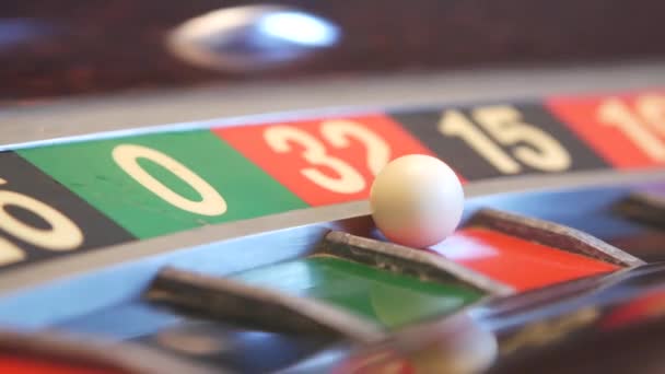カジノのフランスのルーレットテーブルでボール 車輪の回転 回転または回転 ゼロのセクター チャンスのゲーム お金の遊び ギャンブル シームレスループされたシネマグラフ — ストック動画