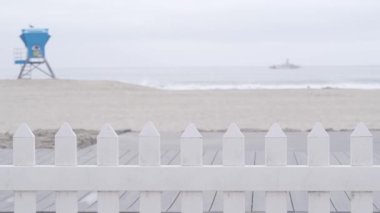 Cankurtaran standı veya Cankurtaran Kulesi kulübesi, Kaliforniya sahilinde sörf güvenliği, ABD. Kurtarma istasyonu, sahil cankurtaranları Wachtower ya da ev, Coronado Okyanus Sahili, San Diego Sahili. Beyaz ahşap çitler.