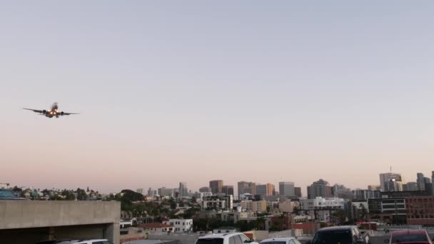 Самолёт Приземляется Аэропорту Сан Диего Калифорния Сша Самолётом Прибывающим Закат — стоковое видео