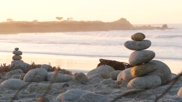 Felsbalancieren Auf Kieselstrand Monterey Meilen Autofahrt Kalifornische Küste Usa Stabile — Stockvideo