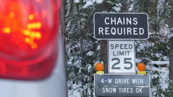 Cadenas Neumáticos Nieve Requieren Señal Tráfico Montañas Carretera Invierno Bosque — Vídeo de stock