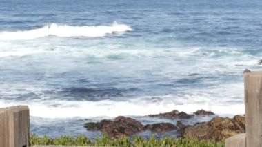Sahne 17 mil, Monterey, California USA. Kayalık okyanus, deniz suyu dalgaları. Point Lobos, Big Sur ve Pebble plajı yakınlarında Pasifik kıyısı otoyolu doğası. Kusursuz kıvrımlı sinemagraf canlı duvar kağıdı