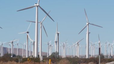 Dönen yel değirmenleri türbini, rüzgar santrali alternatif yeşil yenilenebilir enerji jeneratörleri, Kaliforniya çöl ABD 'de endüstriyel alan. Rüzgâr çiftliğinde elektrik üretimi. Palm Springs, Coachella