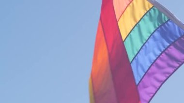Rüzgarda dalgalanan gökkuşağı LGBTQ bayrağı, renkli bayrak çizgileri. Eşit hakların, cinsel azınlıkların, cinsiyet farklılığının ve eşcinsel gururunun sembolü. Lezbiyenler, biseksüeller, transseksüeller ve homoseksüeller birliği